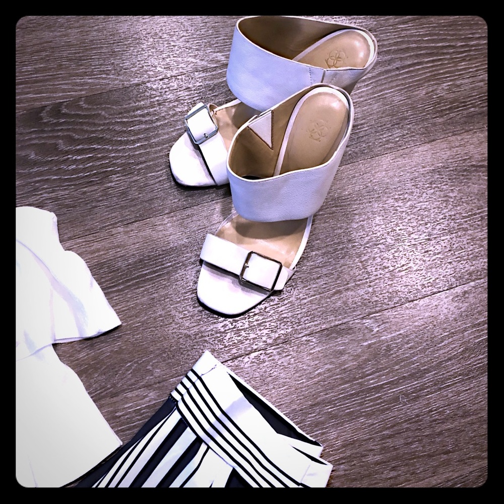 🛑SOLD🛑White Buckle Wedges